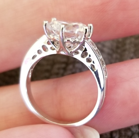 DIAMOND ENGAGEMENT RING - Picture 3 of 4